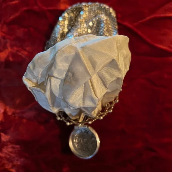 Whiting & Davis Silver Mesh Purse Beggars Purse--Expandable Gate Neck W/ Chain - Picture 4 of 6